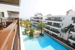 una vista aérea de un hotel con piscina en The Beach Palace en Ban Bo Khaem