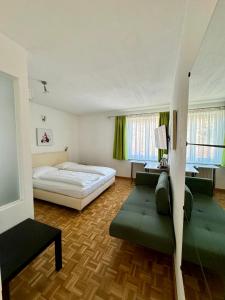 1 dormitorio con 1 cama y 2 sofás en Hotel Oase en Bad Ischl