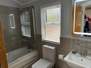 uma casa de banho com um WC branco e um lavatório. em V+B Hygge em Windermere