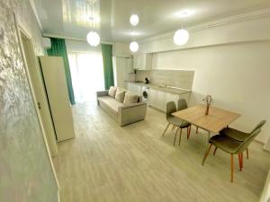 uma sala de estar com uma mesa e um sofá em Aqua Apartament Mamaia em Mamaia