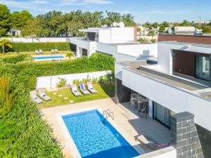 - une vue aérienne sur une maison avec une piscine dans l'établissement Villas Novochoro - Small Garden, à Albufeira