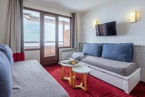 sala de estar con sofá y TV en Résidence Pierre & Vacances Antarès en Avoriaz