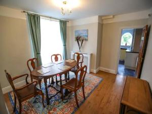 伯肯黑德的住宿－Pass the Keys Spacious and Comfortable 3 Bed Home in Birkenhead，一间带桌椅的用餐室