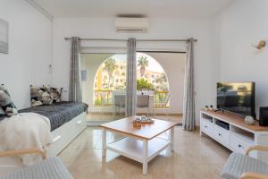 1 dormitorio con 1 cama, TV y mesa en CLY-23 Andalucia By Calyferias, en Albufeira
