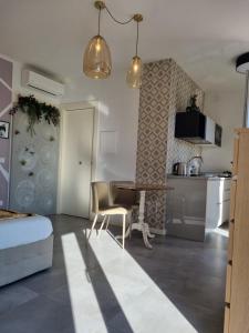 a living room with a table and a kitchen at Aura Mura in Peschiera del Garda