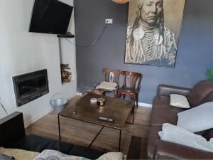 sala de estar con sofá y mesa en Casa Rural Puente de la Vicaria by Jaxun, en Yeste