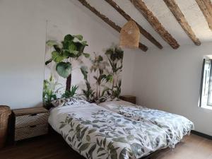 een slaapkamer met een bed met planten aan de muur bij Casa Rural Puente de la Vicaria by Jaxun in Yeste