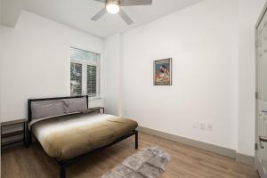 1 dormitorio con 1 cama y ventilador de techo en CityScape Flat- 3BR Luxury APT in Uptown, en Charlotte