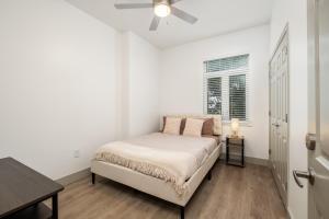 シャーロットにあるCityScape Flat- 3BR Luxury APT in Uptownの白いベッドルーム(ベッド1台、窓付)