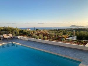 สระว่ายน้ำที่อยู่ใกล้ ๆ หรือใน Luxurious Villa PHI - With Private Pool
