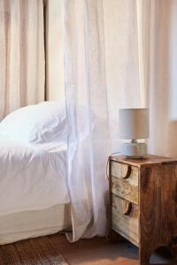 Un dormitorio con una cama y una lámpara en un tocador en L’Abbaino, en Vicenza