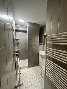 y baño con bañera, aseo y lavamanos. en CSII8, en Le Touquet-Paris-Plage