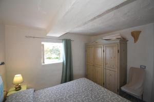 a bedroom with a bed and a window at appartamento sulla spiaggia 1 in Olbia