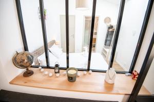 Habitación con ventana y mesa de madera. en Sur la route du Château d’Amboise, en Amboise