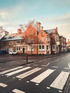 uma rua vazia em frente a edifícios de tijolos antigos em The Red Lion Inn em Rothwell