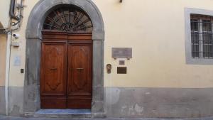 una puerta de madera en el lateral de un edificio en Casa per ferie religiosa Figlie di Nazareth, en Pisa