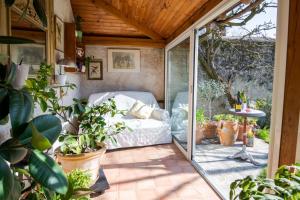 Habitación con cama en un patio con plantas en Le Relais de l'Ormeau - Charmant gîte pour 4 pers. en Lussault-sur-Loire