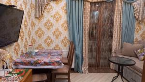 Μια τηλεόραση ή/και κέντρο ψυχαγωγίας στο 1 Room Deluxe Apartment in Bakuriani