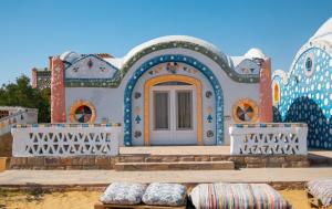 阿斯旺Artika Wadi Kiki Hotel的前面有马赛克的建筑