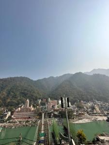 uma vista para uma cidade com montanhas ao fundo em Laxman Jhula Retreat em Rishikesh