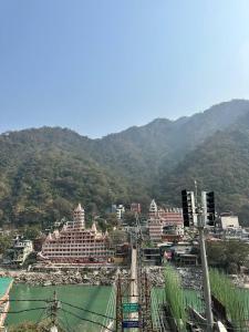 uma vista para uma cidade com uma montanha ao fundo em Laxman Jhula Retreat em Rishikesh