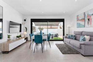 サン・ペドロ・デル・ピナタルにあるPremium Villa Mia heated poolのテーブルとソファのあるリビングルーム