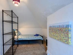 Zimmer mit Etagenbett und Regal in der Unterkunft 4 Bed in Bournemouth 78807 in Bournemouth