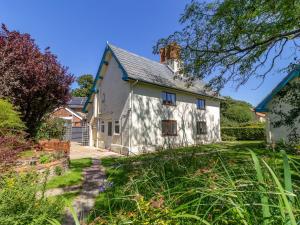 an old white house with a roof at 3 Bed in Syderstone 78973 in Syderstone