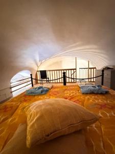 a bedroom with a large bed in a room at L'insula in Scicli