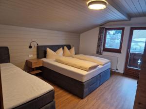 sypialnia z dwoma łóżkami i oknem w obiekcie Haus Gabi w Neustift im Stubaital