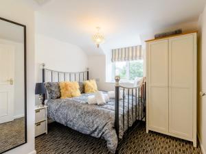 a bedroom with a bed and a window at 4 Bed in Symonds Yat 79373 in Goodrich