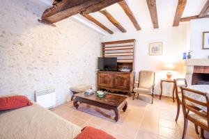 FrancueilGîte Wanouchka - comfort in the countryside!的带沙发、电视和桌子的客厅 更多6张照片