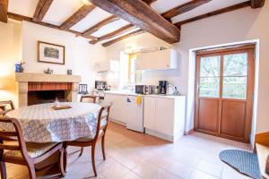 FrancueilGîte Wanouchka - comfort in the countryside!的配有桌椅的厨房和餐厅