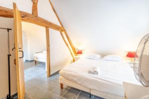 FrancueilGîte Wanouchka - comfort in the countryside!的一间卧室配有一张床,并备有2个拖鞋
