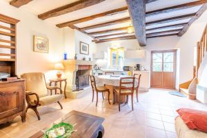 FrancueilGîte Wanouchka - comfort in the countryside!的配有桌椅的厨房和客厅