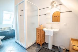 Gîte Wanouchka - comfort in the countryside!的一间浴室