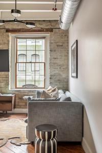 een woonkamer met een bank en een tafel bij Ironworks Building in New Orleans