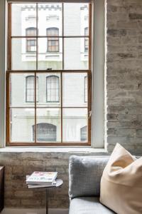 een woonkamer met een bank en een raam bij Ironworks Building in New Orleans