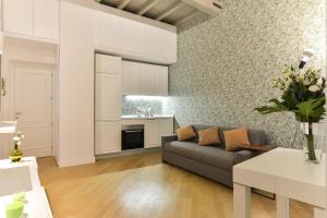 salon z kanapą i kuchnią w obiekcie EVE Luxury Apartments Pantheon w Rzymie