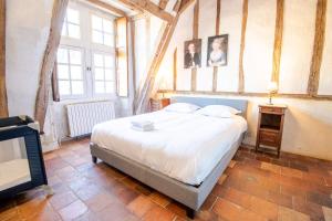 ein Schlafzimmer mit einem großen Bett in einem Zimmer in der Unterkunft Pavillon de chasse XVI siècle - Château de Nitray in Athée-sur-Cher