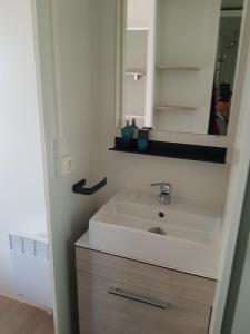 LitteauにあるCamping SIBLUのバスルーム(白い洗面台、鏡付)
