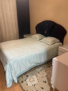 1 cama con cabecero negro en un dormitorio en Site, en Estambul
