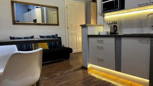 Kuchyňa alebo kuchynka v ubytovaní V6 Apartment by Small Home Budapest