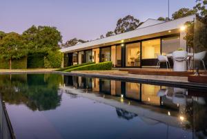 een uitzicht op een huis met een zwembad bij REGD1 - Wattle Falls - Perth Hills Escape in Perth