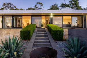 een afbeelding van een huis met een tuin bij REGD1 - Wattle Falls - Perth Hills Escape in Perth