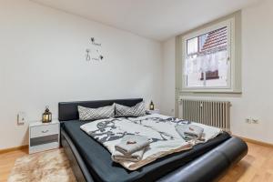 een slaapkamer met een bed en een raam bij Ferienwohnung Joanna in Wolfach