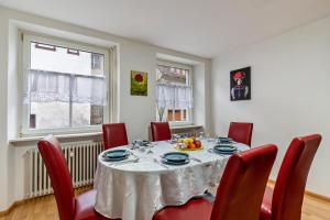 een eetkamer met een tafel en rode stoelen bij Ferienwohnung Joanna in Wolfach