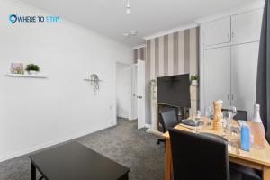 a dining room with a table with chairs and a dining room at Secluded 2 bed apartment Edinburgh in Edinburgh