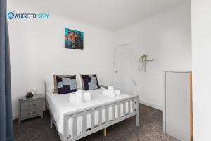 Habitación blanca con cama y espejo en Secluded 2 bed apartment Edinburgh, en Edimburgo