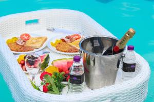 una mesa con comida y bebida y un cubo de vino en Mohlaletse Guest House en Ga-Matsi